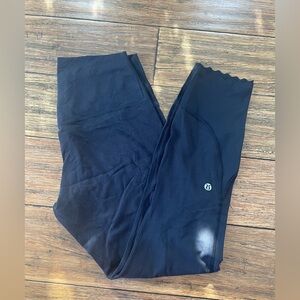 Black Aligns with Scallop Edging Great Condition